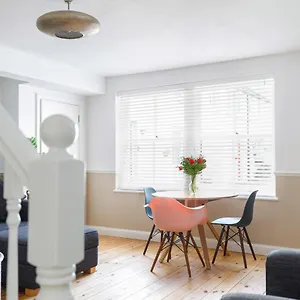 Beachfront Getaway 2-bedroom House With Free Private Parking & Patio Holiday home Brighton